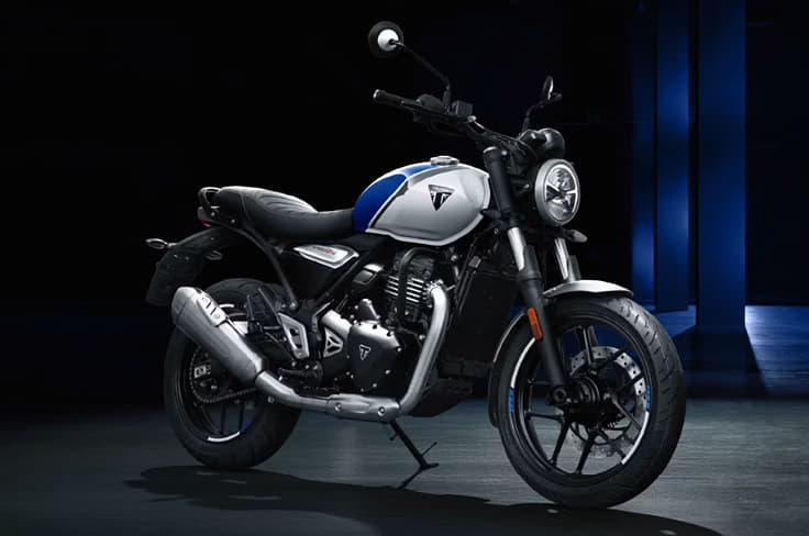 The 2025 Triumph Speed T4 gets five new dual-tone colours Triumph Speed T4 blue with white front three quarter